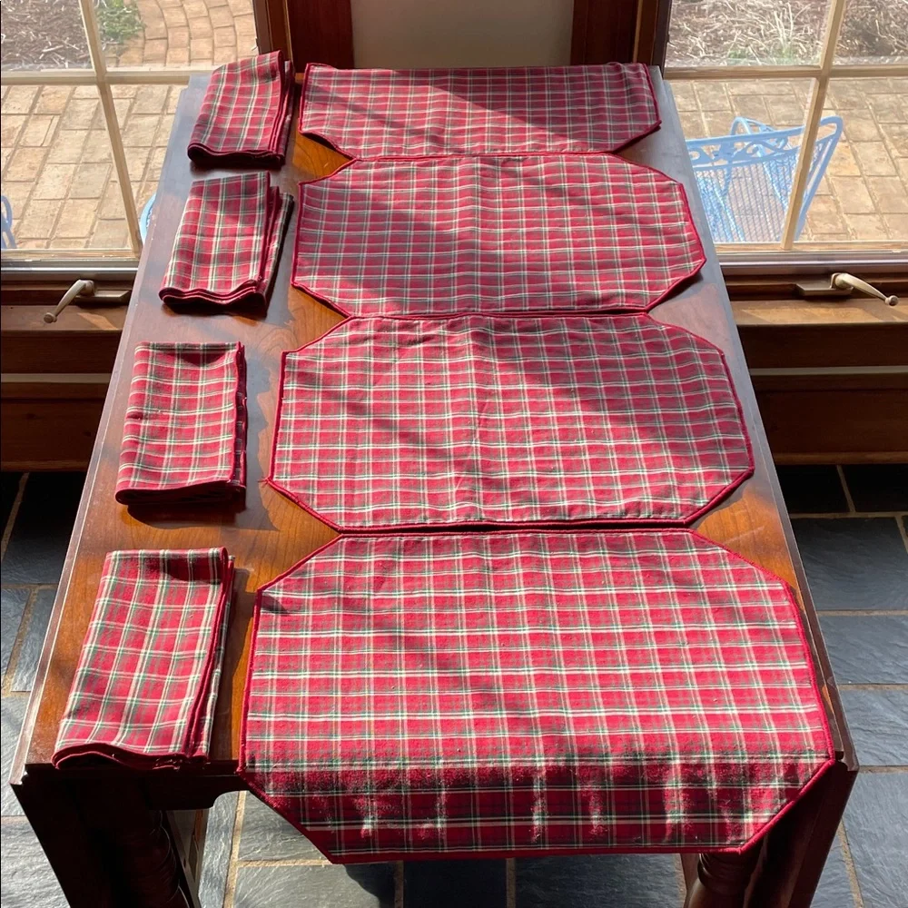 LONGABERGER Red and Green Plaid Tidings Table Linen Set Placemats Napkins 4 Each